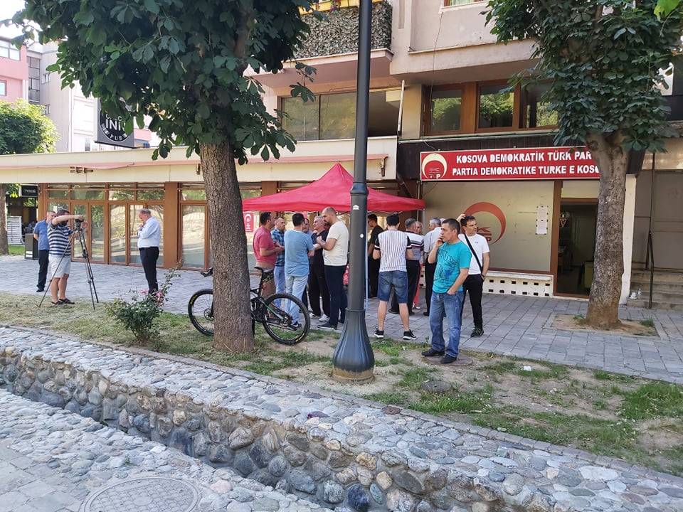 Prizren’de Seçimler KDTP Ofisi’nde Yapılmasın Diye İmza Toplanıyor
