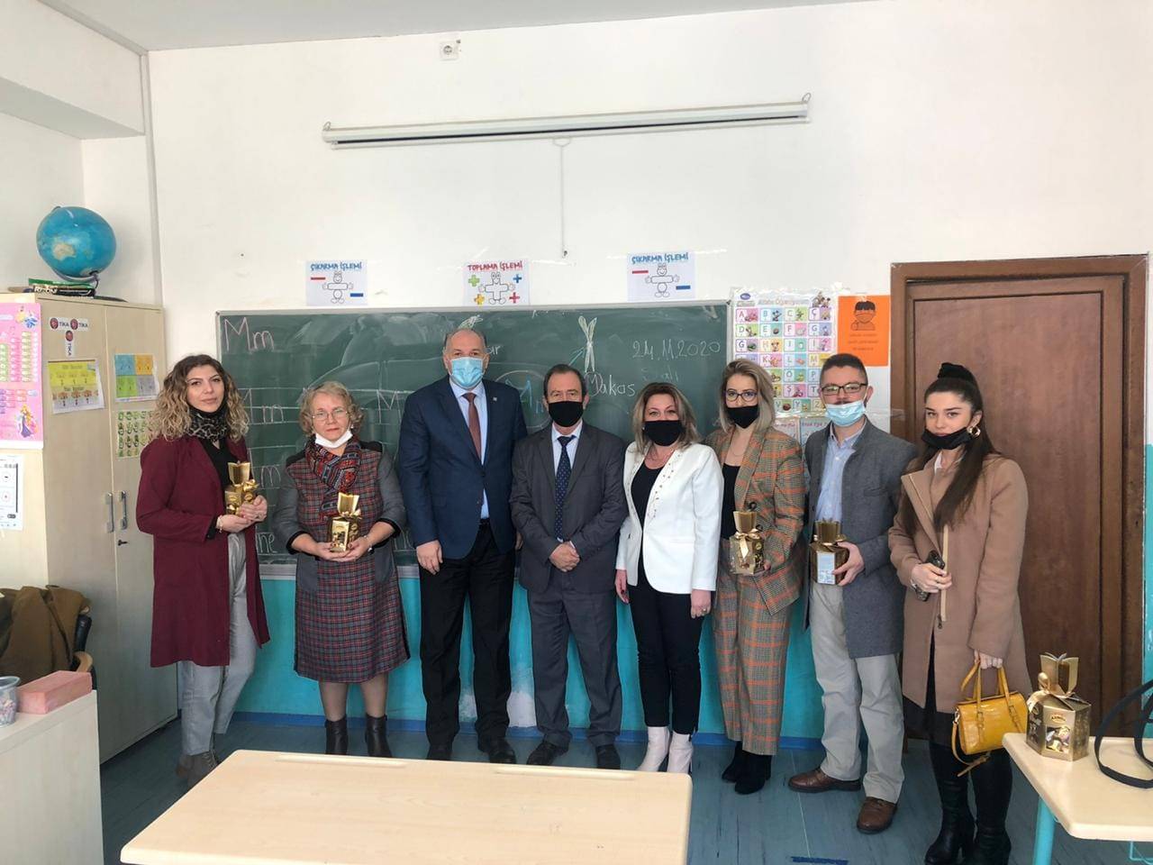KDTP Milletvekilleri Mitroviçalı Öğretmenlere Günlerini Kutladı