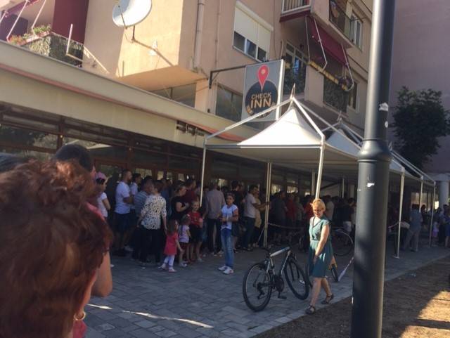 Seçmen Sıcakta  Sabırla Kuyrukta Bekledi