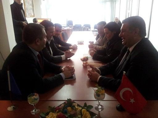 Belediye Başkanı Shpend Ahmeti  KDTP Priştine Şubesini Ziyaret Etti