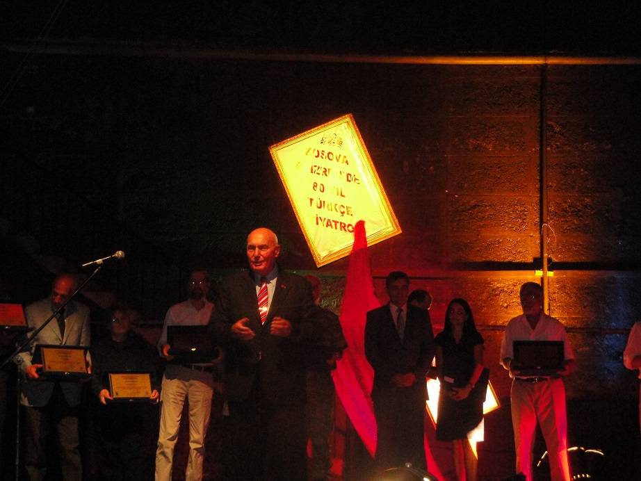 Kosovalı Türklerden A. Kemal Baysak'a Özel Teşekkür Plaketi