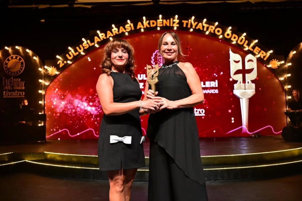 Sonay Buş’a Uluslararası Tiyatro Ödülü