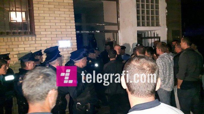 Bir Kız Çocuğu Kendini Üçüncü Kattan Attı
