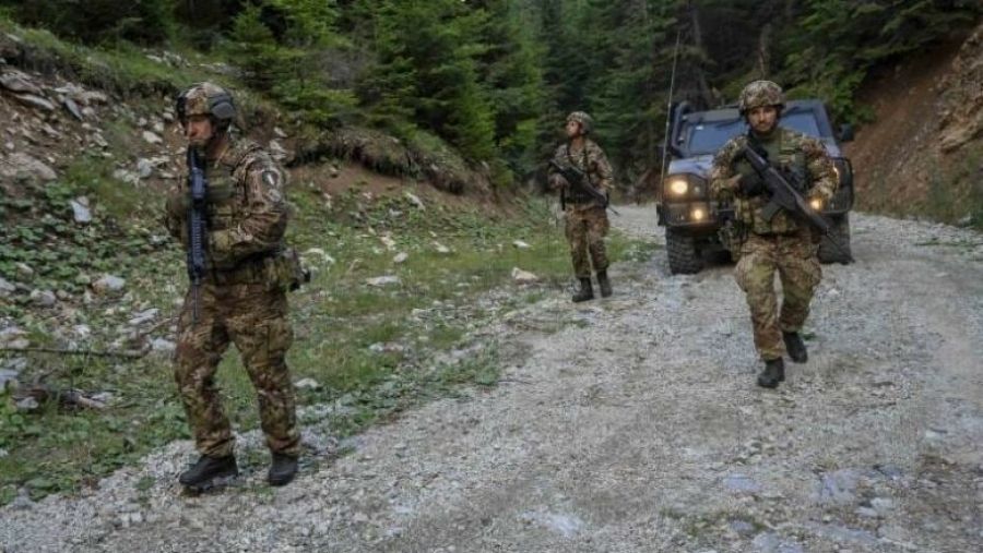 KFOR’un İtalyan ve Hırvat Askerleri Sırbistan ile Sınırda Devriye Geziyor