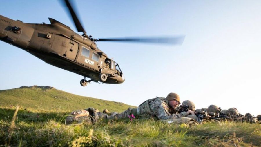 Sırbistan Sınırında Devriye İçin Amerikan Piyade Birliklerine Hava İniş Tatbikatı