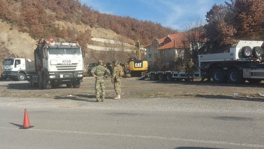 KFOR Bugün de Kuzeyde Barikatları Kaldırıyor