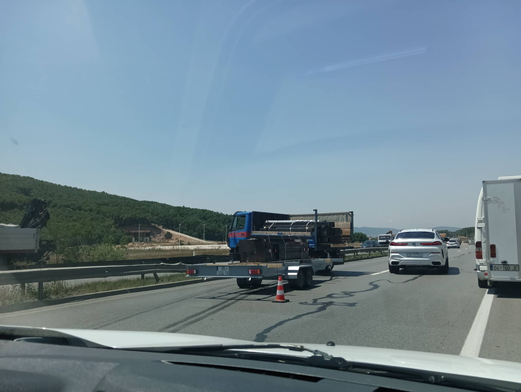 KFOR, Mitroviça’da Yangınların Söndürülmesine Yardım Ediyor