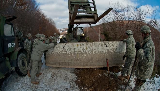 KFOR dan Brnjak'taki Kaçakçılık Yoluna Duvar Engeli