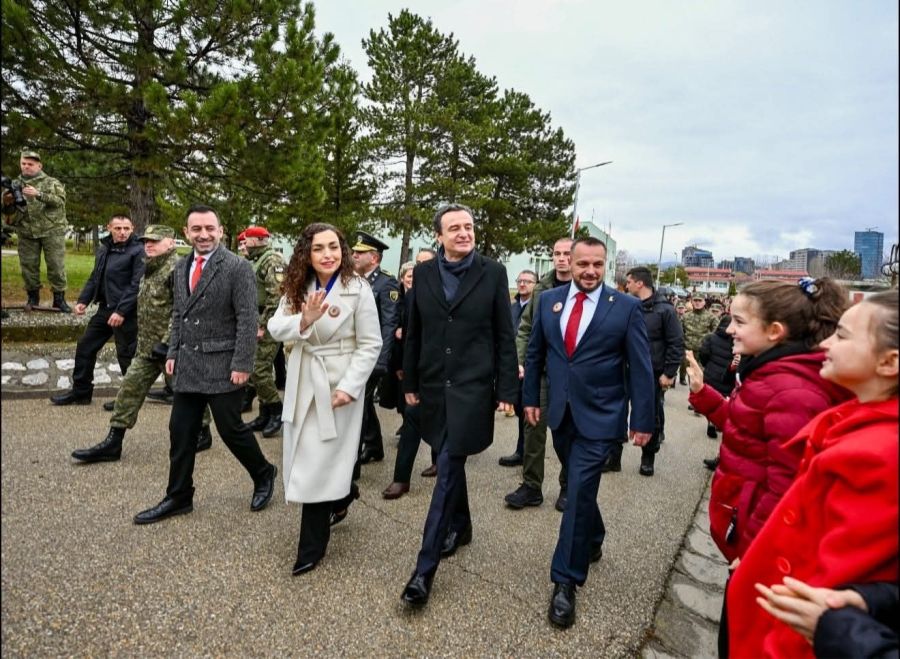 Devlet Yetkilileri ve Vatandaşlar Ordunun Çalışmalarını ve Silahlarını Yakından İnceledi
