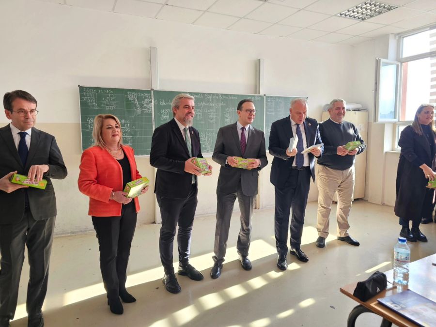 Prizren’de 5. Sınıf Türk Öğrencilerine Yardımcı Eğitim Kitapları Dağıtıldı