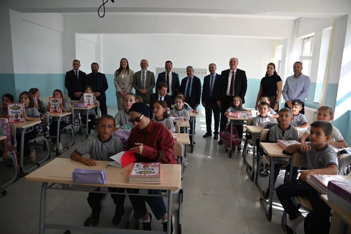 Mamuşa’da Öğrencilere Yardımcı Eğitim Setleri Dağıtıldı