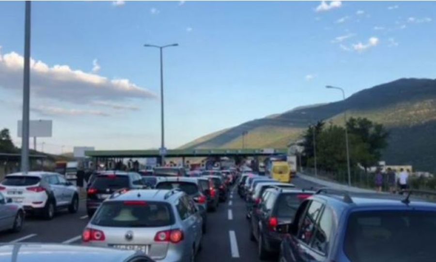 Dheu i Bardhe Sınır Kapısında 50, Merdare’de 35 Dakika Bekleniyor
