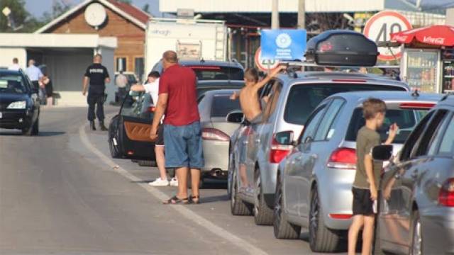 Merdar'da 6 Saat Bekleyen Araçlar Uzun Kuyruklar Oluşturuyor
