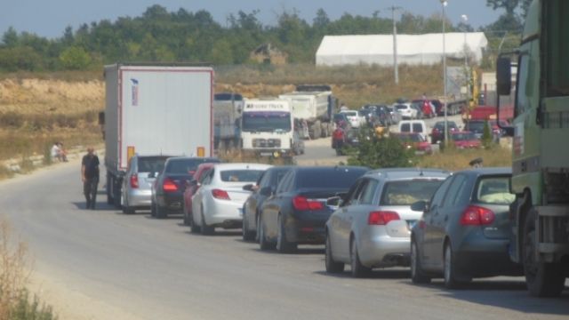 Kosova-Sırbistan Sınırında Yine Uzun Kuyruklar