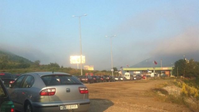 Vërmica Sınır Kapısında Uzun Kuyruklar