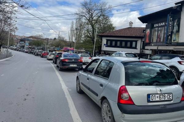 Priştine Yollarının Tek Yöne Dönüştürülmesi Araç Kuyruklarına Neden Oldu