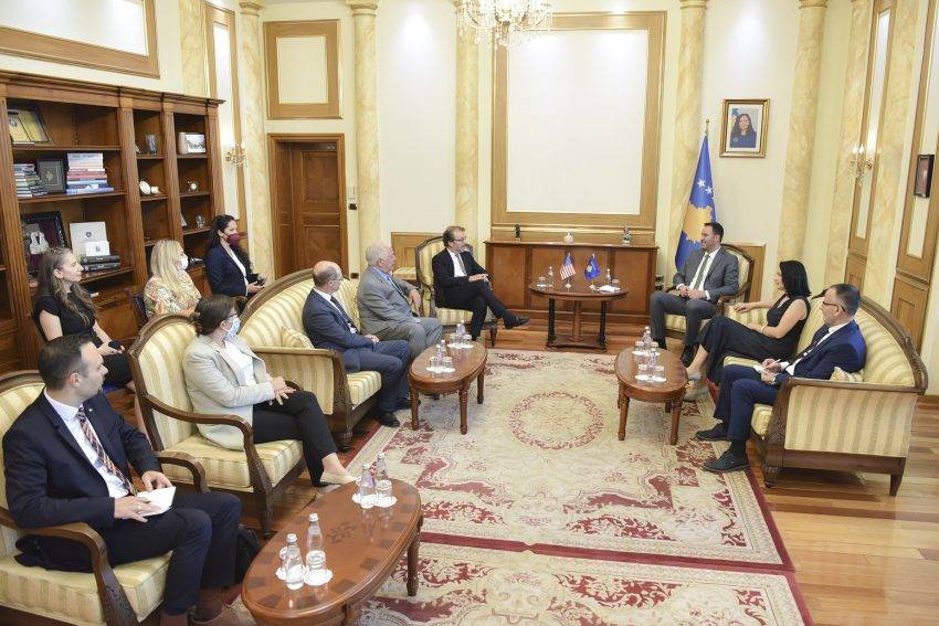 Konjufca, ABD Uluslararası Cumhuriyet Enstitüsü Heyetini Kabul Etti