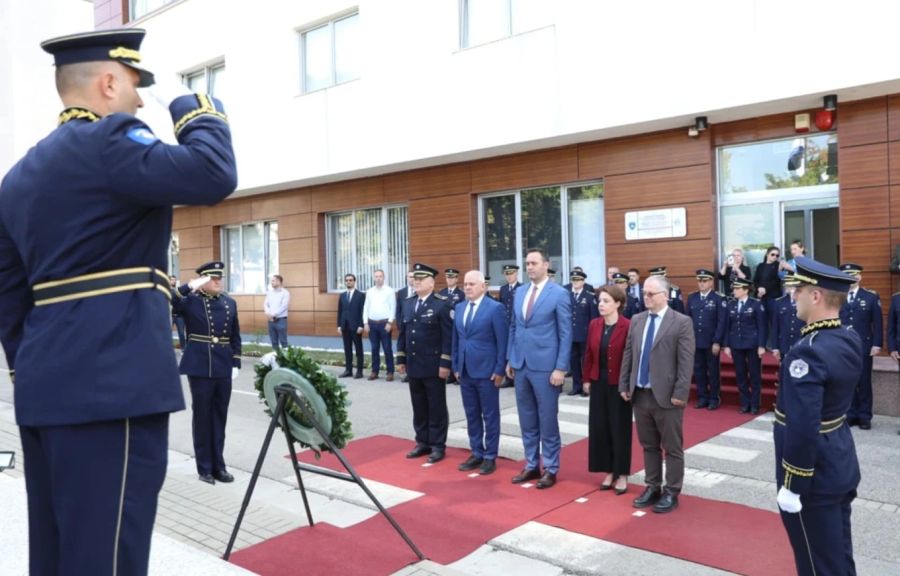 Konjufca, Bislimi ve Bakanlarla Görevi Başında Şehit Polisler İçin Saygı Duruşunda