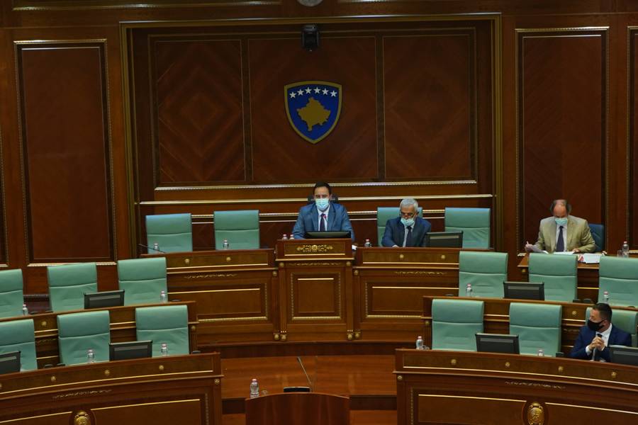 Konjufca, Salonda Olmayan Milletvekilleriyle Tekrar Dalga Geçti
