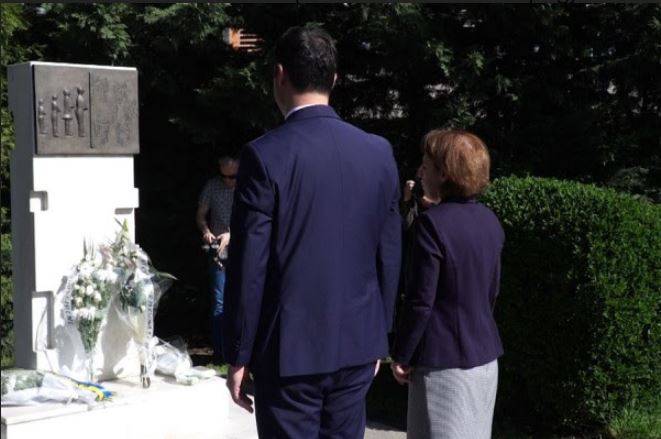Konjufca, Kayıp Kişiler Dikilitaşı Önünde Saygı Duruşunda Bulundu