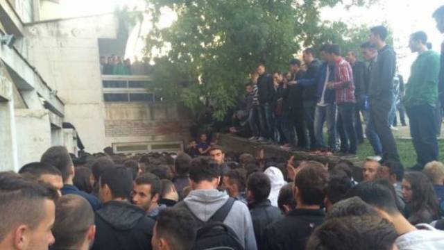 Üniversite Öğrencileri Ekmek İçin Kuyrukta Bekliyor