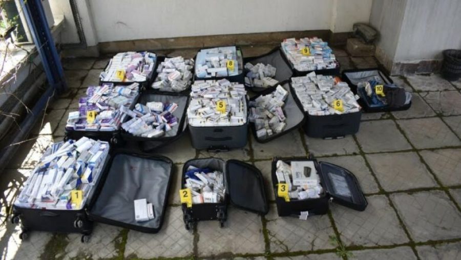 Priştine Havalimanı’nda Kaçak İlaçla Yakalanan 3 Kişi Tutuklandı