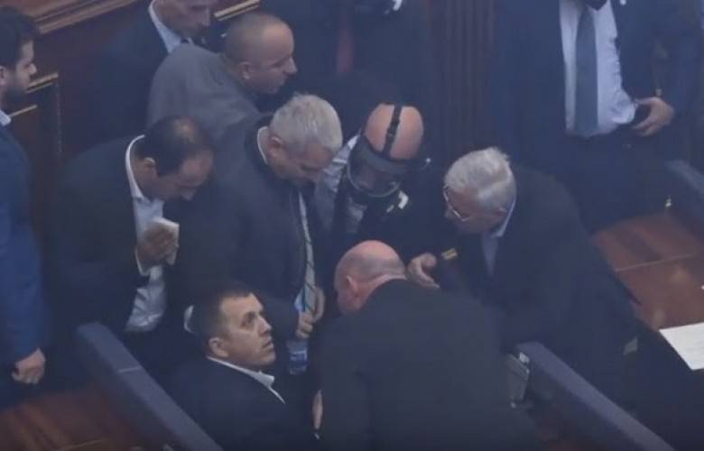Polis,  Vetëvendosje Milletvekillerini Kontrol Ediyor