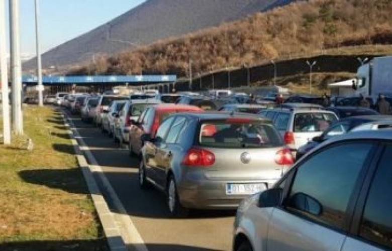 Kosovalılar Bu Sabah da Arnavutluk Sahillerine Akın Etmeye Başladılar