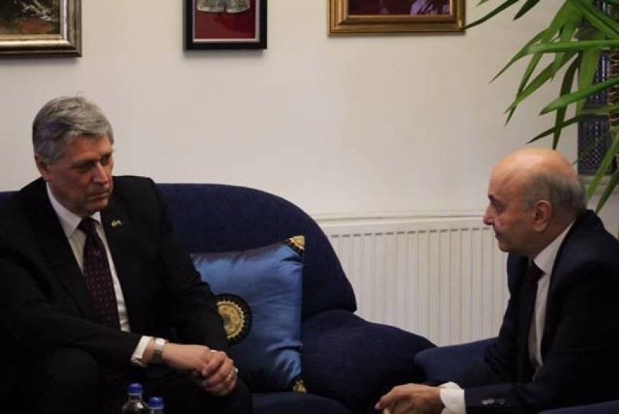 Mustafa, Büyükelçi Kosnett ile Görüştü