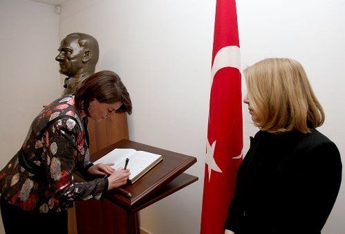 Kosovalı Liderler Taziye Defterini İmzaladı