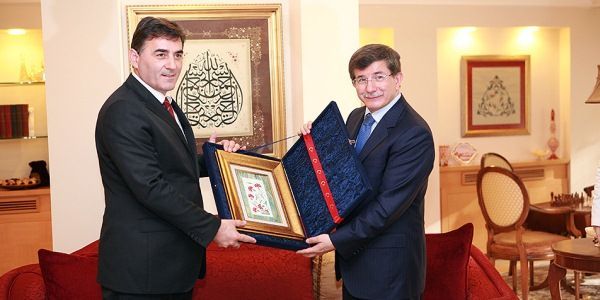 Dışişleri Bakanı Davutoğlu, Kosova Kamu Bakanı Yağcılar ile Görüştü
