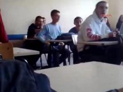 Kosova'da Öğrencilerin Videosu Meclisi Karıştırdı