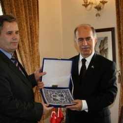 Kosova Türk Okulu Öğrencilerinin Kıyafetleri Bursa Valisi Harput'tan