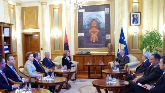 Krasniqi: Savaş Suçları Mahkemesi, Siyasi Talep