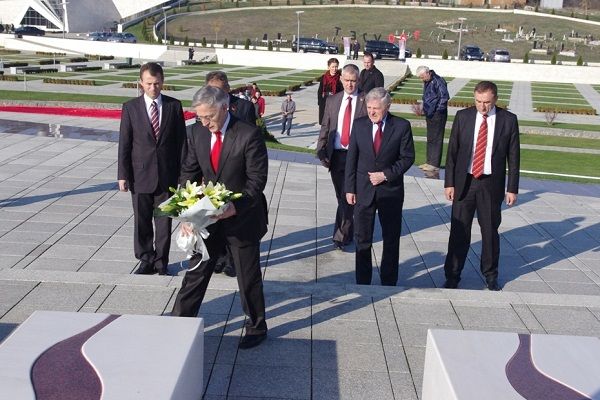 Krasniqi, Jashar'ların Anı Mezarını Ziyaret Etti