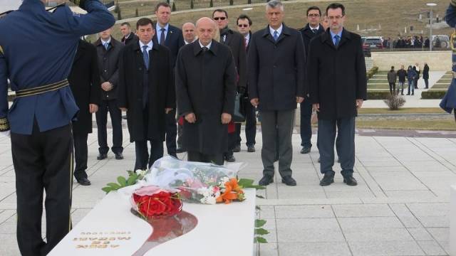 Mustafa ve Bazı Bakanlar, Adem Jashari'nin Anı Mezarını Ziyaret Etti