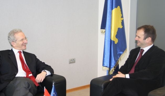 Lehne Kosova'daki İlerlemeden Hayret İçinde