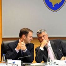 Thaçi ve Kuçi Özel Araba İle Hükümete Girdi