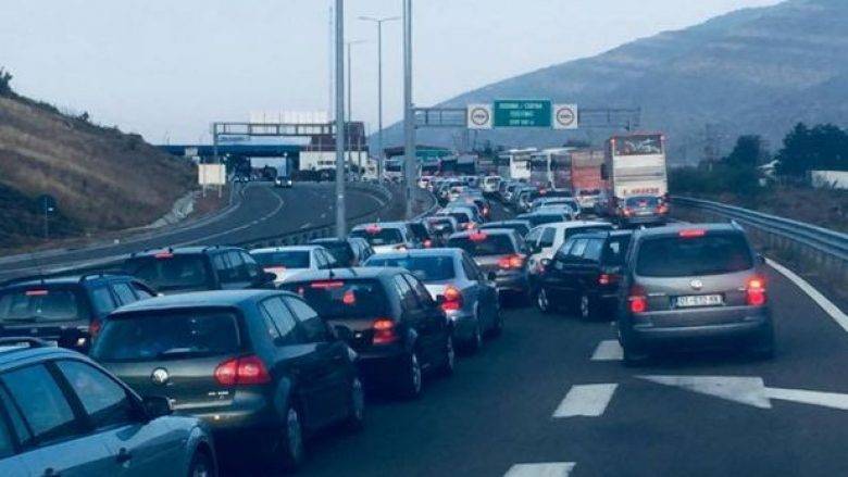 Kosova’dan Çıkışlarda Saatlerce Bekleniyor
