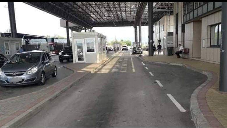 Sınır Geçitlerinde Giriş ve Çıkışlarda Yoğunluk Sürüyor