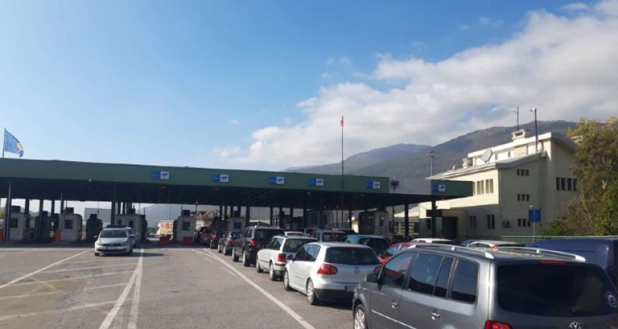 Kosova Sınırlarında  Kuyruklar-Gurbetçiler Uzun Bekliyor
