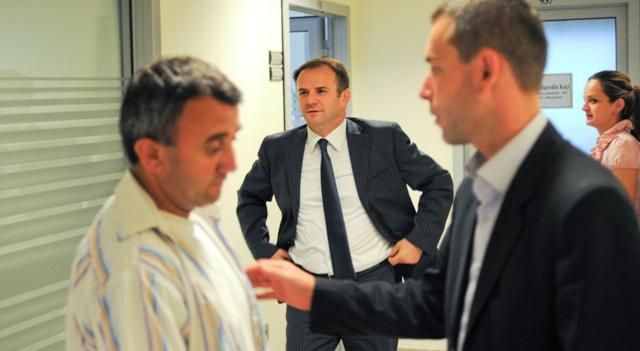 Express: Kuçi'nin  10 Danışmanı- Bakanlık: Sadece 6