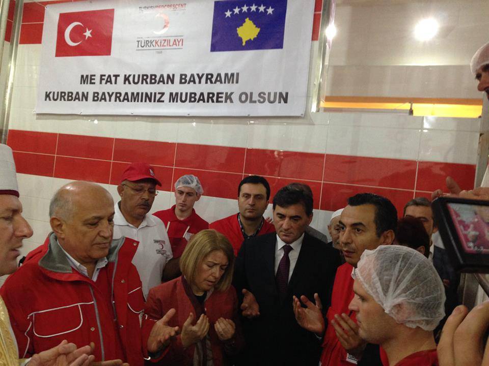 Türk Kızılayı Kosova'da 102 Büyükbaş Kurban Kesti