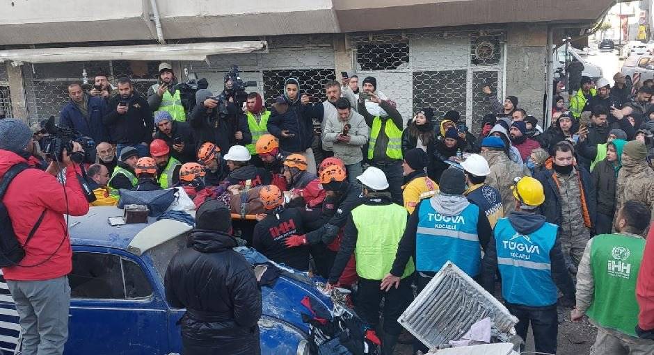 Umut dolu bekleyiş: 100’üncü saatte mucize kurtuluşlar