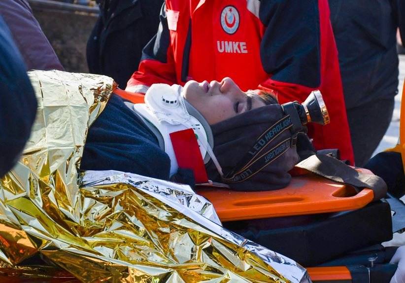 Depremde 198. saat mucizesi! Enkazdan sağ çıkarıldılar