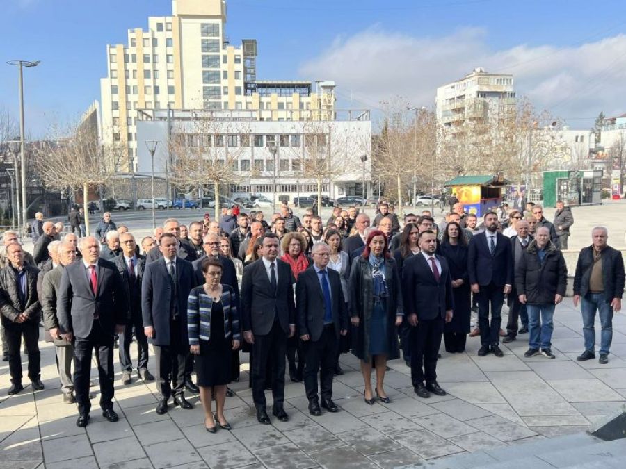 Kurti, Kahraman Zahir Pajaziti’nin Heykeli Önünde Saygı Duruşunda Bulundu 