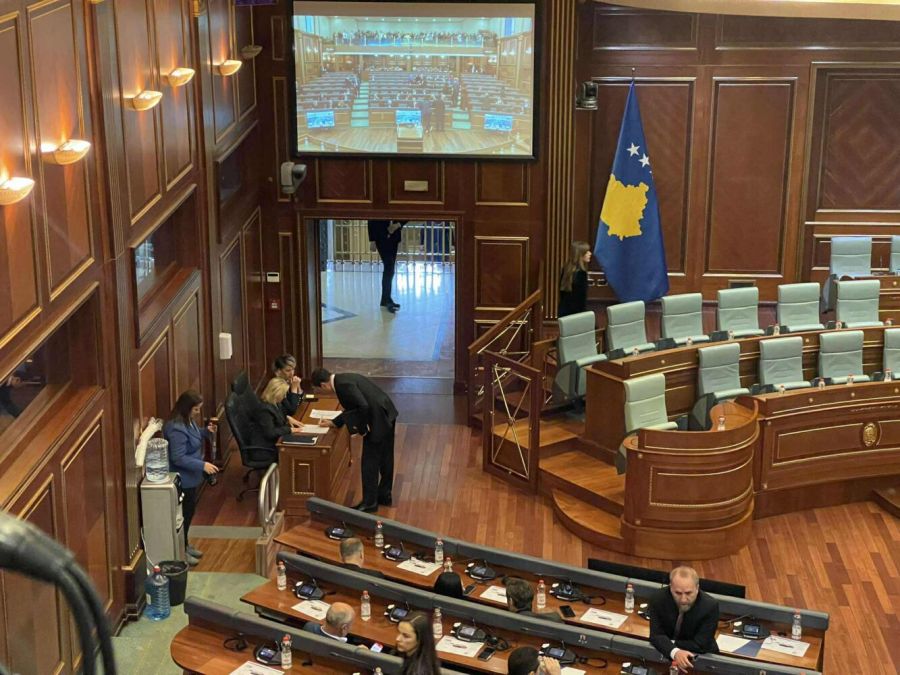 Bir Saatten Fazla Gecikmenin Ardından Albin Kurti Meclis Salonuna Geldi