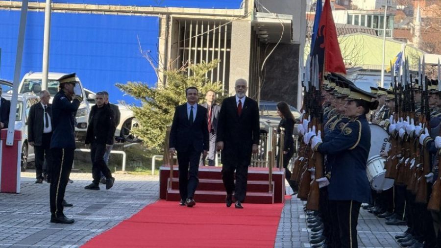 Kurti, Başbakan Rama’yı Priştine’de Devlet Töreniyle Karşıladı