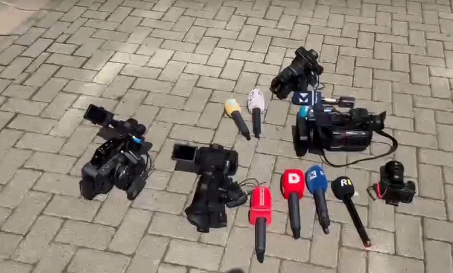 Gazeteciler, Kurti’nin Sessizliğini Protesto Etti