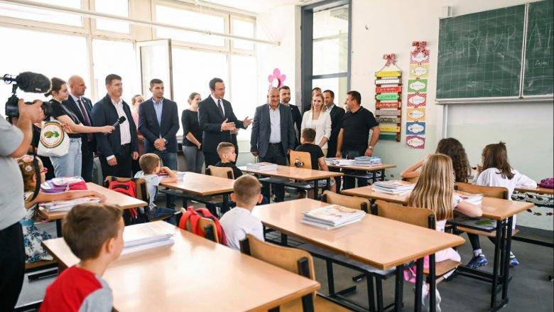 Kurti,  Podujeva’da ‘Enver Maloku’ Okulunu Ziyaret Etti
